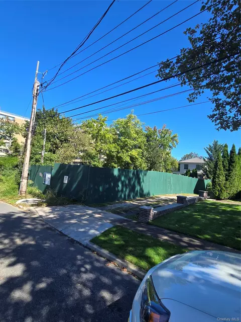 10-33 Burton St, New York, NY 11357