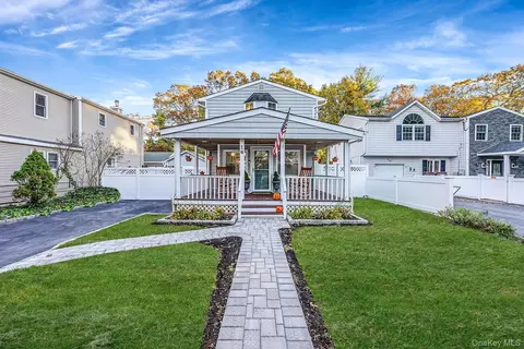 16 Lyda Dr, Nesconset, NY 11767