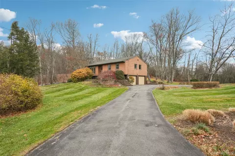 14 Old Minisink Trl, Goshen, NY 10924