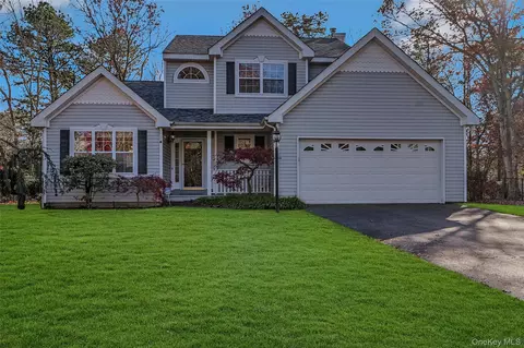 70 Gull Dip Rd, Ridge, NY 11961