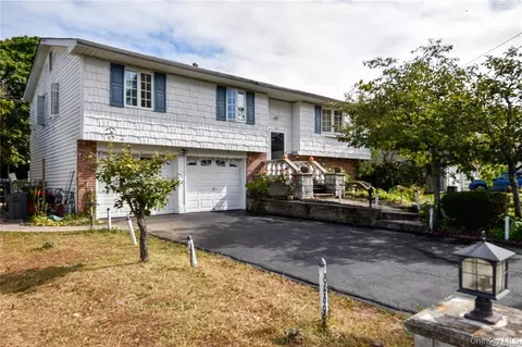 29 Andover Dr, Deer Park, NY 11729