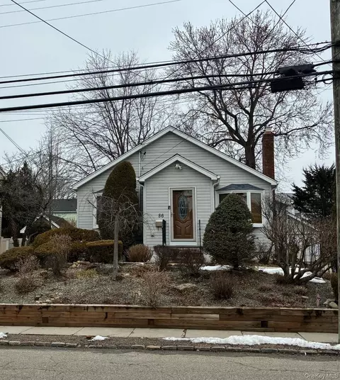 86 Scarcliffe Dr, Malverne, NY 11565