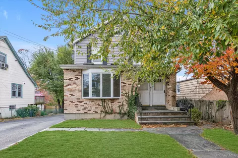 8 Jackson St, Glen Cove, NY 11542