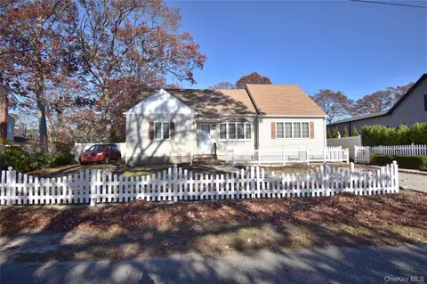 297 Clarice Blvd, Holbrook, NY 11741