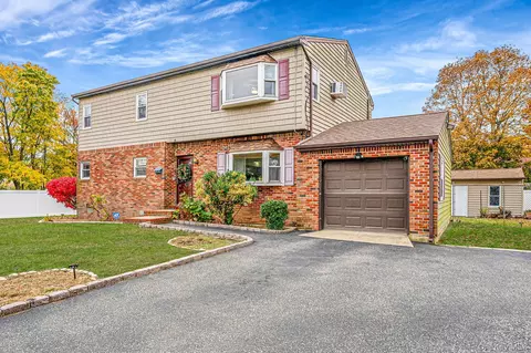 32 Mccue Ave, Wheatley Heights, NY 11798