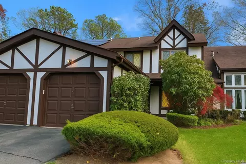 45 Briar Hill Ct, Middle Island, NY 11953