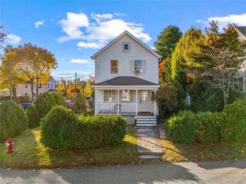 9 Hillside Ave, Glen Head, NY 11545