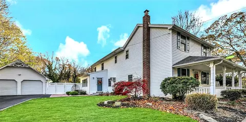 15 Shore Rd, Mount Sinai, NY 11766