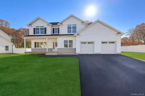 12 Fox Run Ct, Ridge, NY 11961