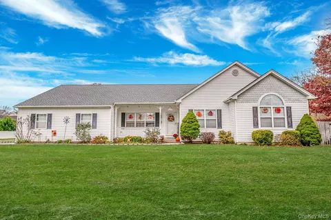 1 Monaco Ct, Ronkonkoma, NY 11779