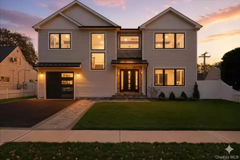 39 Cobalt Ln, Westbury, NY 11590