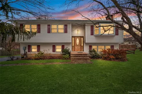 12 Spruce Ct, Clarkstown, NY 10954