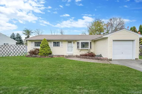 98 Rose Pl, Selden, NY 11784