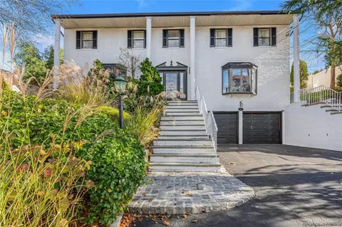 2 Coolidge Ave # T, Glen Head, NY 11545