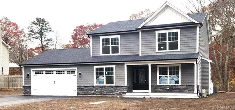 45 Kingsland Ave, Shirley, NY 11967