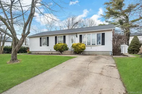 7 Kristin Ct, Bay Shore, NY 11706