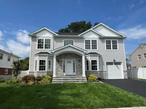 24 Patricia Ln, Syosset, NY 11791
