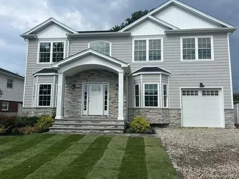 24 Patricia Ln, Syosset, NY 11791
