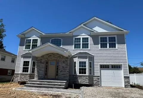 24 Patricia Ln, Syosset, NY 11791