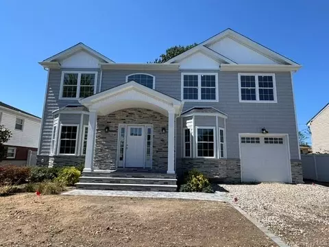 24 Patricia Ln, Syosset, NY 11791