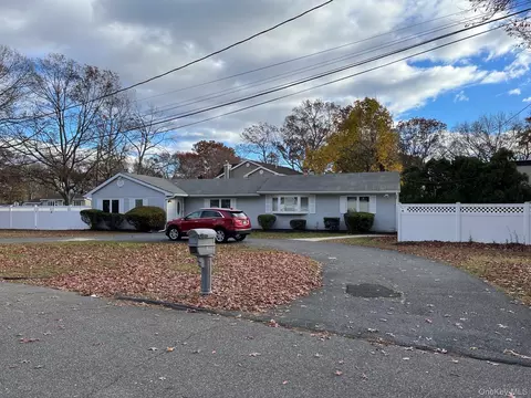 10 Pine St N, Lake Grove, NY 11755