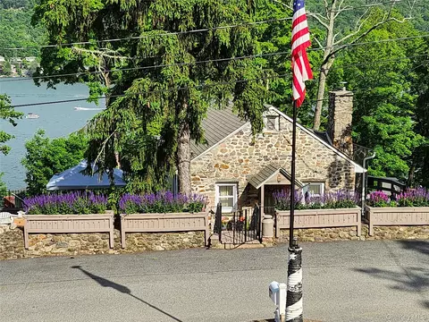 56 Indian Trl, Greenwood Lake, NY 10925