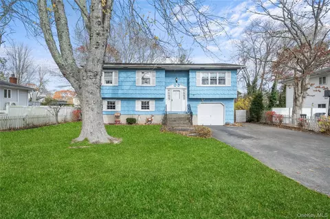 21 Lama Dr, Shirley, NY 11967