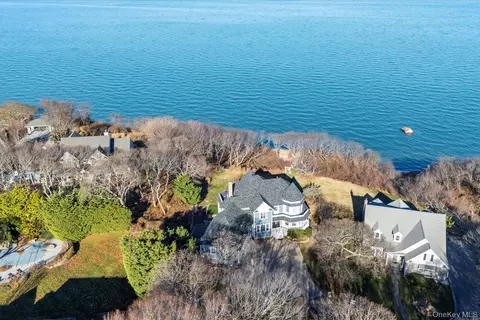 150 Landing Ln, Calverton, NY 11933