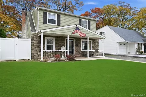 233 S Alleghany Ave, Lindenhurst, NY 11757