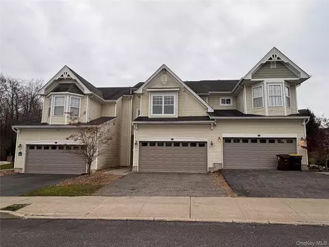 4 Avoncroft Ln, Middletown, NY 10940