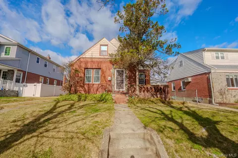 123 Nugent St, North Hempstead, NY 11040