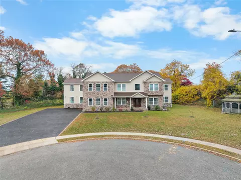 4 Coventry Ct, Wheatley Heights, NY 11798