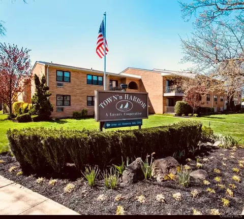 59 Hampton Pl #20D, Freeport, NY 11520