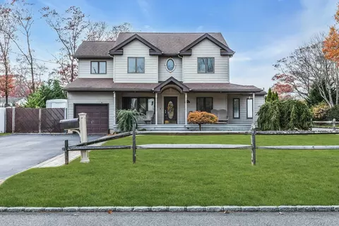 94 Pequot Ln, East Islip, NY 11730