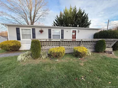 125 King George Dr, New Windsor, NY 12553