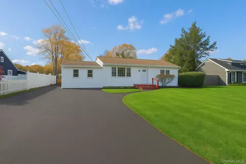 148 Claywood Dr, Brentwood, NY 11717