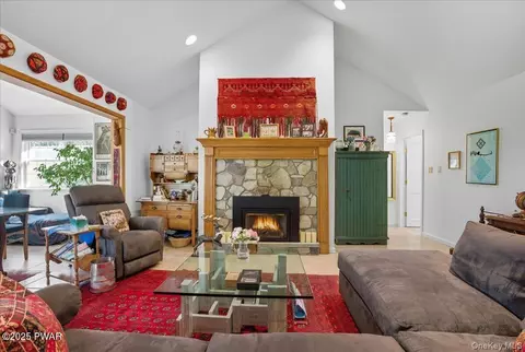 20 Overlook Dr, Beach Lake, PA 18405