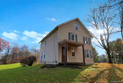 284 S Quaker Ln, Hyde Park, NY 12538