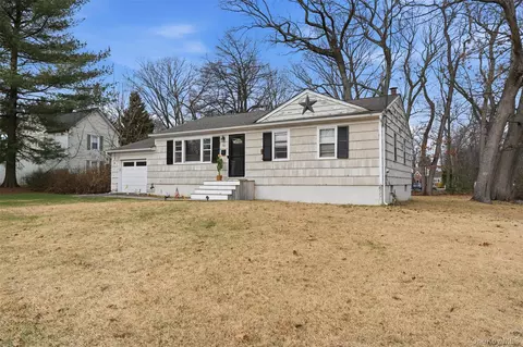 22 Hovenkamp Ave, Clarkstown, NY 10954