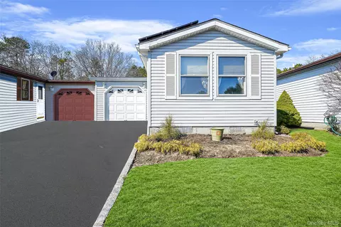 91 Village Cir W, Manorville, NY 11949