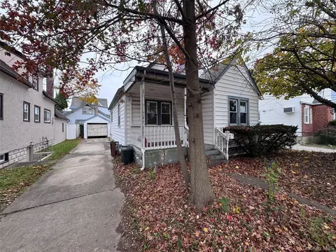 28 Cammerer Ave, East Rockaway, NY 11518