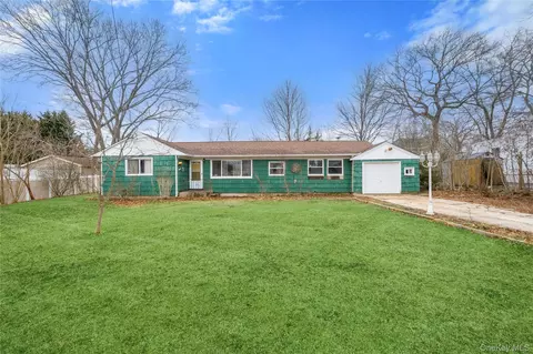 24 Avenue A, Holbrook, NY 11741
