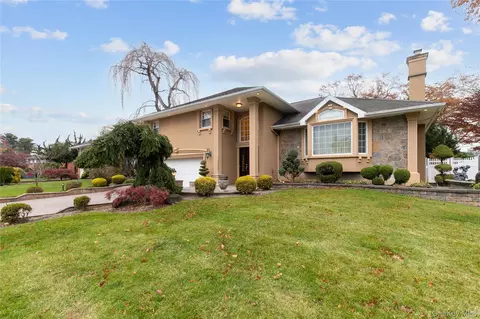 188 Rhododendron Dr, North Hempstead, NY 11590