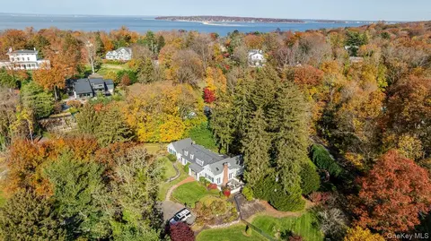 5 Kanes Ln, Huntington, NY 11743