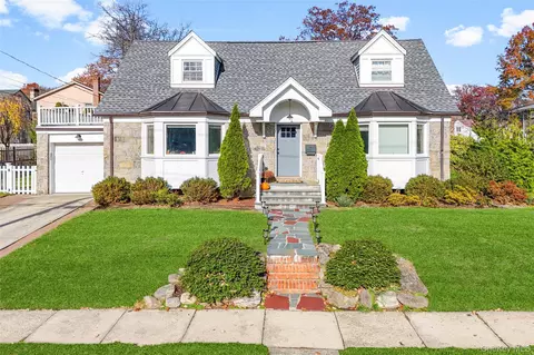 1096 Hunter Ave, Pelham, NY 10803