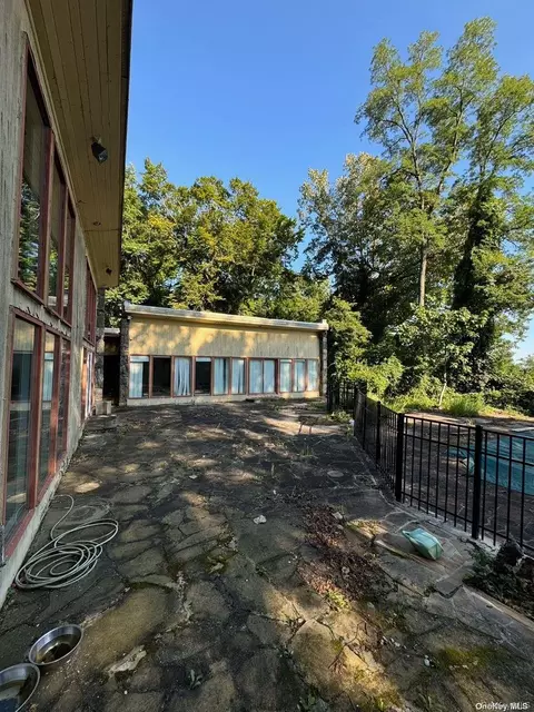 270 Harbor Acres Rd, North Hempstead, NY 11050
