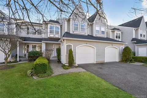13 Parkridge Ct, Huntington, NY 11743