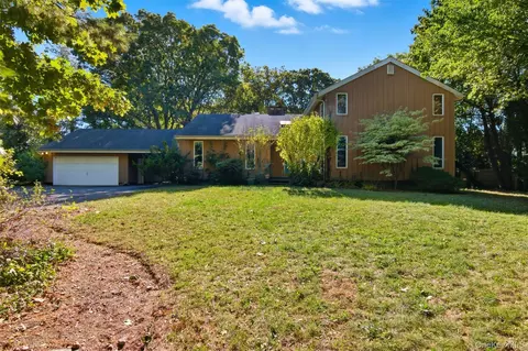 18 Greenlawn Rd, Huntington, NY 11743