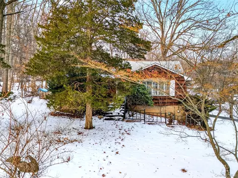 4 Keim Dr, Pomona, NY 10970