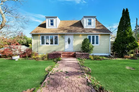3 Hazel Rd, Rocky Point, NY 11778